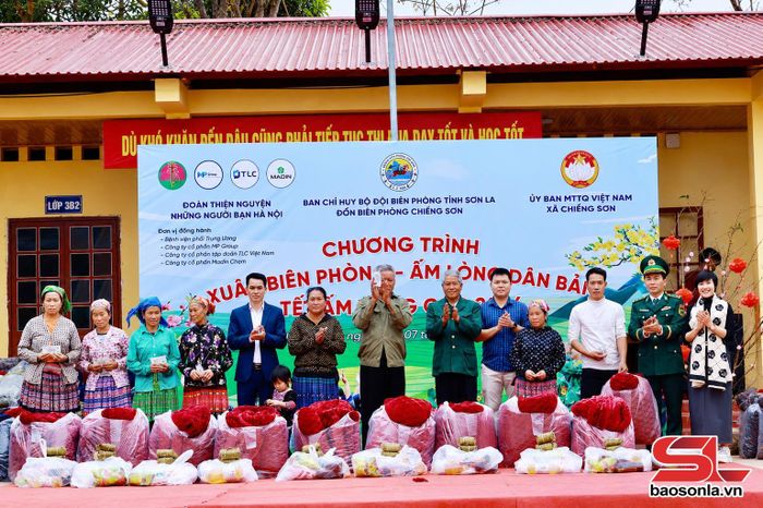 Đồn Biên phòng Chiềng Sơn và các đơn vị tài trợ trao quà cho hộ nghèo tại Chương trình Xuân biên phòng, ấm lòng dân bản.