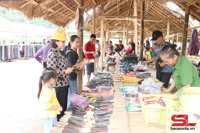 Nhân dân mua sắm tại các gian hàng.