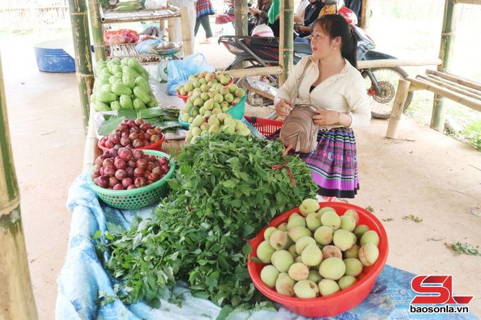Nhân dân Xuân Nha bày bán nông sản địa phương.