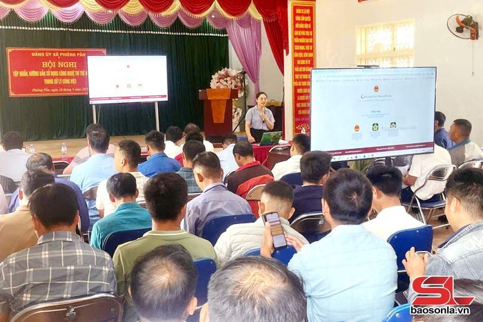 Cán bộ công chức xã Phiêng Pằn tập huấn sử dụng trí tuệ nhân tạo (AI) trong xử lý công việc.