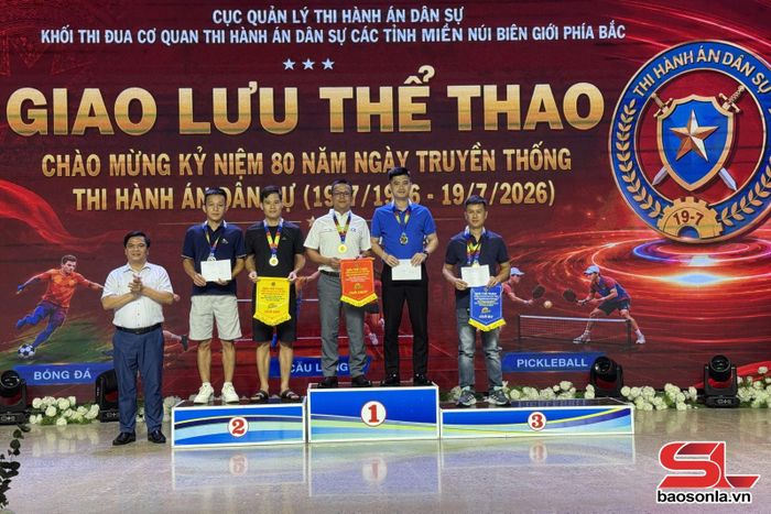 Ban tổ chức trao giải cho các vận động viên xuất sắc môn Pickleball.