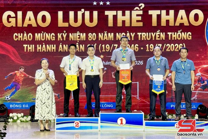 Ban tổ chức trao giải cho các vận động viên xuất sắc môn cầu lông.