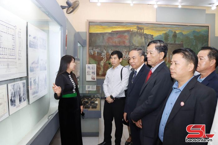 Đoàn đại biểu tham quan Di tích Quốc gia đặc biệt Nhà tù Sơn La.