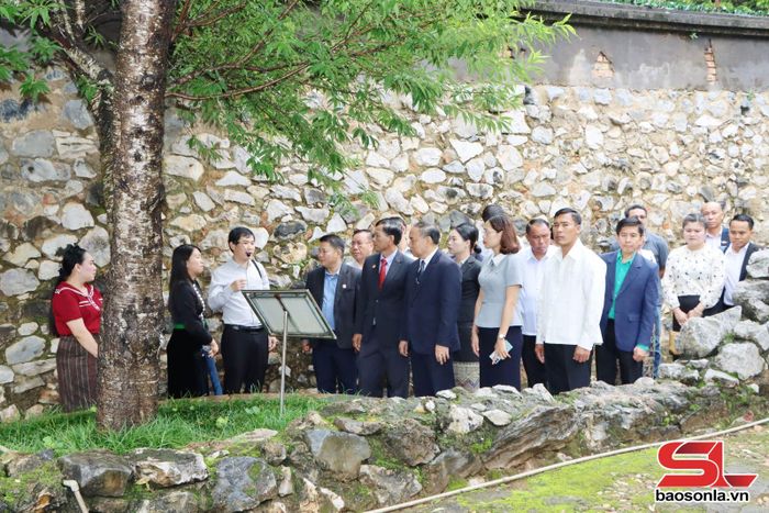 Đoàn đại biểu tham quan Di tích Quốc gia đặc biệt Nhà tù Sơn La.