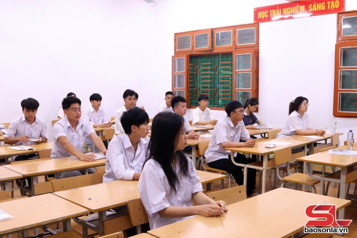 Các thí sinh nghe phổ biến quy chế thi.