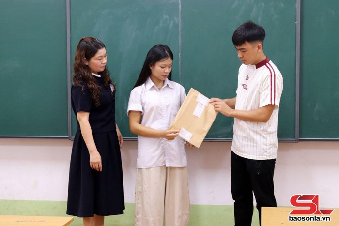 Thí sinh kiểm tra việc niêm phong đề thi.