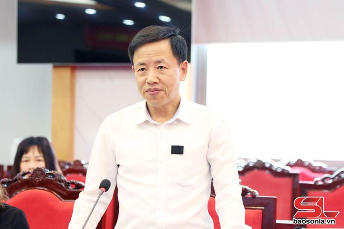 Lãnh đạo Báo và PTTH Sơn La phát biểu tại cuộc họp.