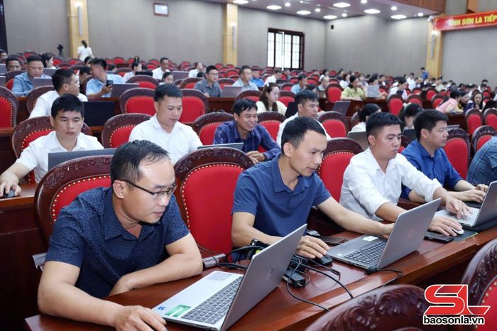 Các đại biểu thực hành nội dung tập huấn tại hội nghị.
