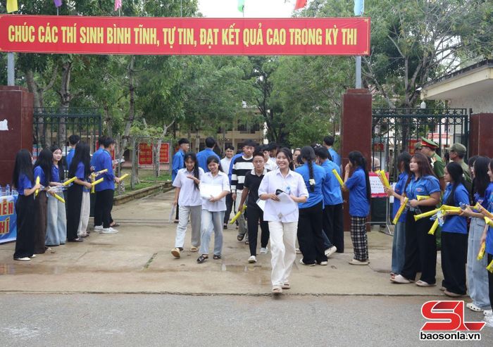 Thí sinh điểm thi Trường THPT Sốp Cộp hoàn thành môn thi tự chọn.