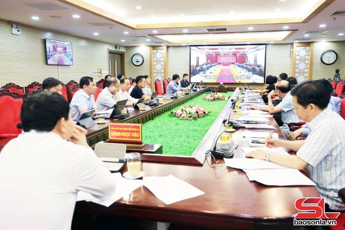 Các đại biểu duyệt video, clip báo cáo tổng hợp phục vụ chương trình làm việc của Đoàn.
