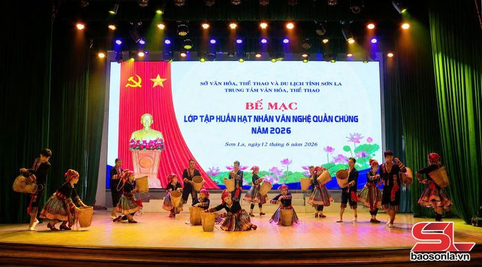 Tiết mục múa báo cáo kết quả của học viên tại lớp tập huấn.