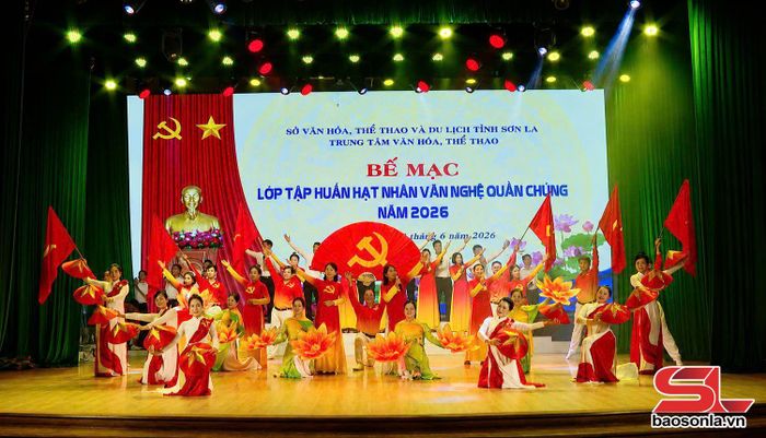 Màn hát múa báo cáo kết quả của học viên.
