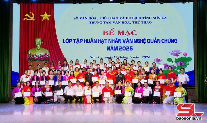 Ban tổ chức trao giấy chứng nhận cho 70 học viên hoàn thành lớp tập huấn.