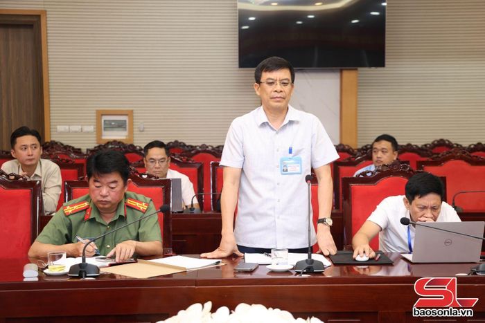 Đồng chí Giám đốc Sở Xây dựng phát biểu tại cuộc họp.