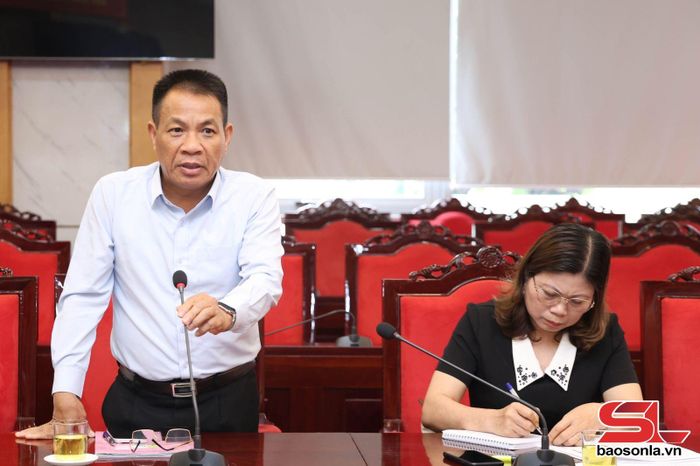 Nhà thầu báo cáo tiến độ thi công tại cuộc họp.