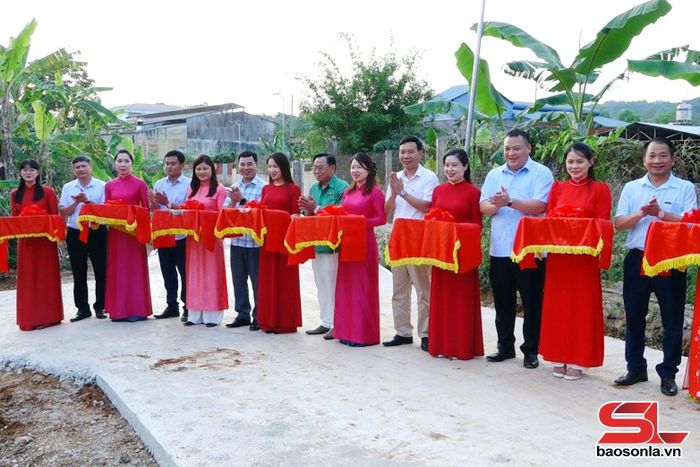 Lãnh đạo phường Chiềng Sinh cắt băng khánh thành hoàn thành tuyến đường giao thông tại tổ 17. Ảnh PV