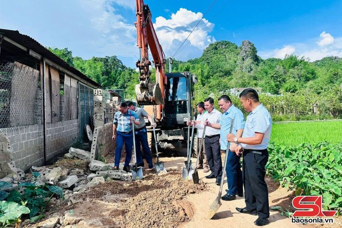 Lãnh đạo phường Chiềng Sinh tham gia khởi công dự án đường giao thông bản Phung.