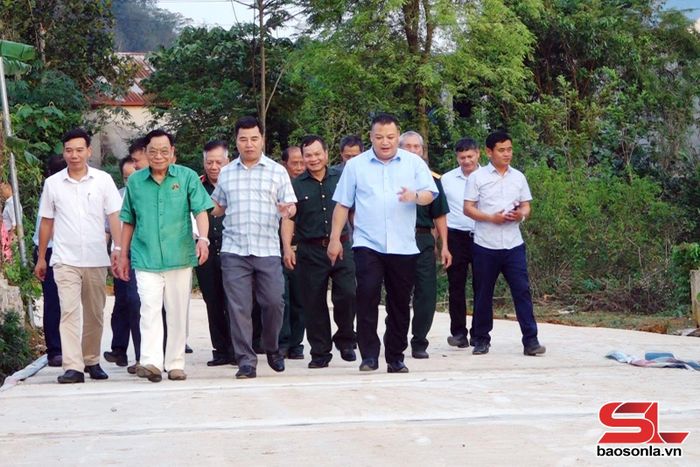 Lãnh đạo phường Chiềng Sinh kiểm tra dự án tuyến đường giao thông tại tổ 17. Ảnh PV