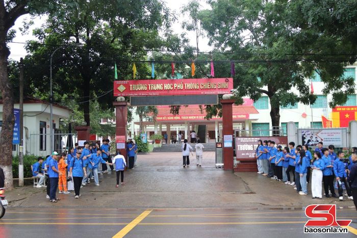 Các tình nguyện viên tại điểm thi Trường THPT Chiềng Sinh.