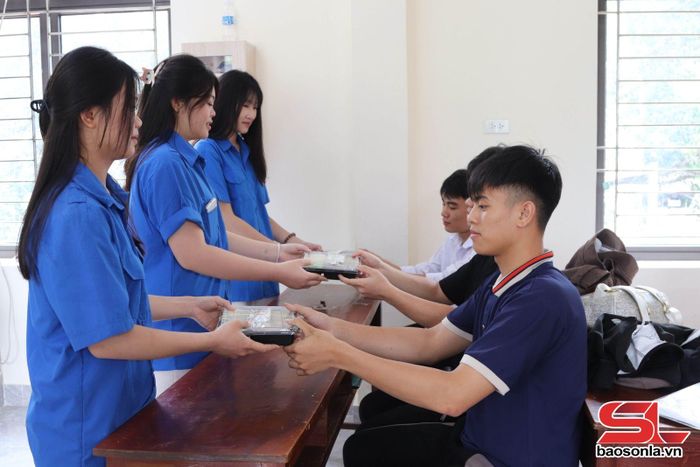 Hỗ trợ suất ăn trưa cho thí sinh.