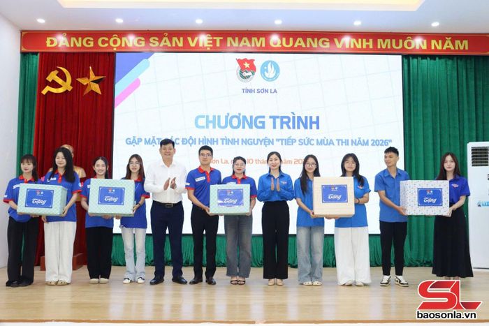 Lãnh đạo Tỉnh đoàn tặng quà cho các đội hình tiếp sức Kỳ thi tốt nghiệp THPT năm 2026.
