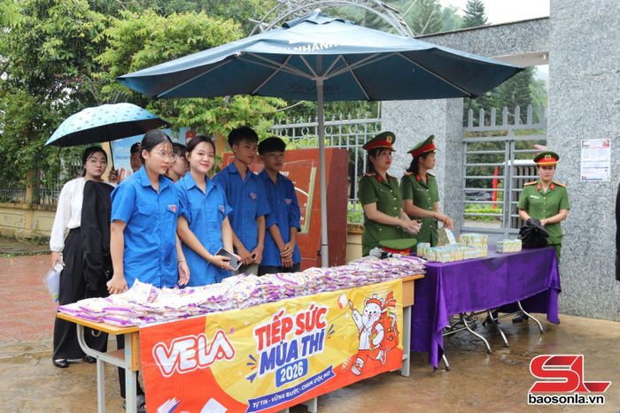 Tình nguyện viên tiếp sức mùa thi tại điểm thi Trường PTDT Nội trú tỉnh.