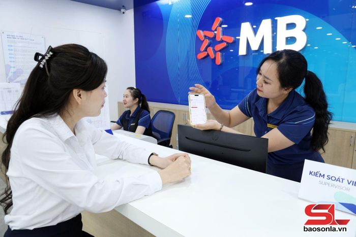 Nhân viên MB Sơn La tư vấn khách hàng.