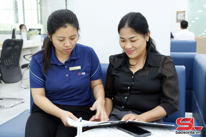 Nhân viên MB Sơn La tư vấn cho khách hàng doanh nghiệp.
