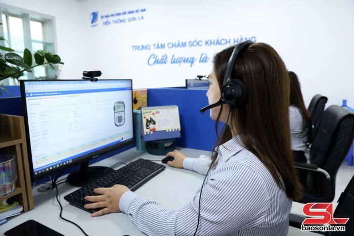 Nhân viên VNPT Sơn La tư vấn trực tuyến cho khách hàng.
