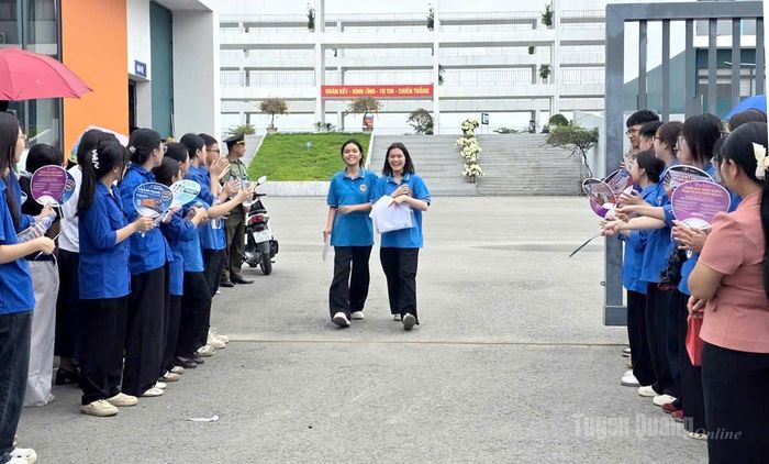 Những thí sinh ra sớm nhất tại điểm thi Trường THPT Chuyên Tuyên Quang. Ảnh: Huy Hoàng