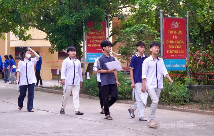 Những thí sinh đầu tiên tại điểm thi trường THPT Sơn Dương đến sớm chuẩn bị cho ngày thi thứ 2. Ảnh: Khánh Trang