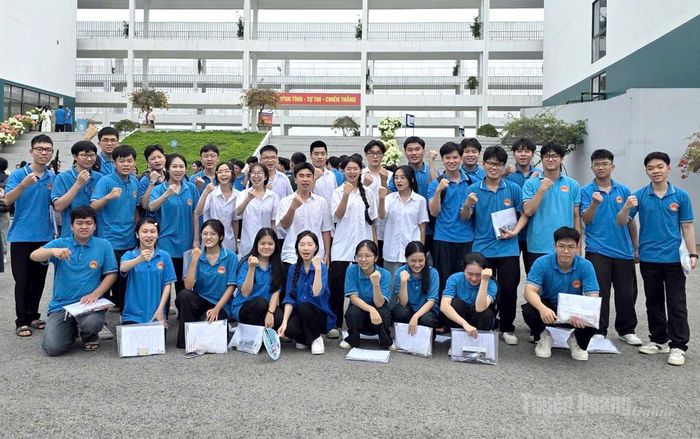 Các thí sinh Trường THPT Chuyên Tuyên Quang chụp ảnh kỷ niệm sau khi hoàn thành kỳ thi. Ảnh: Huy Hoàng