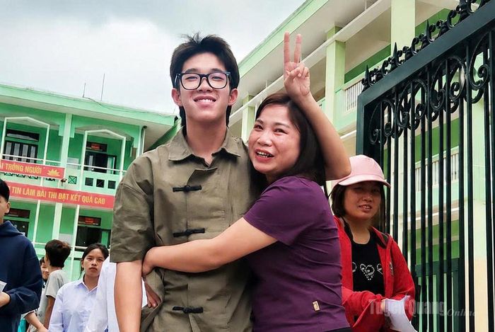 Niềm vui của thí sinh và gia đình sau khi hoàn thành bài thi tại Điểm thi Trường THPT Mèo Vạc. Ảnh: Trần Kế