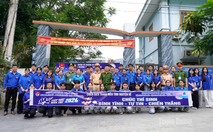 Lực lượng tình nguyện viên “tiếp sức mùa thi” tại điểm thi Trường THPT Hoàng Su Phì. Ảnh: Như Nguyệt