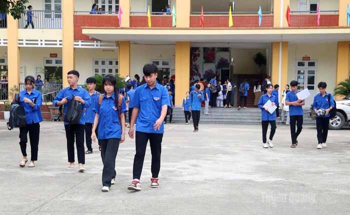Các thí sinh tại điểm thi Trường THPT Xuân Vân khép lại kỳ thi với nhiều kỳ vọng phía trước. Ảnh: Hảo Lê