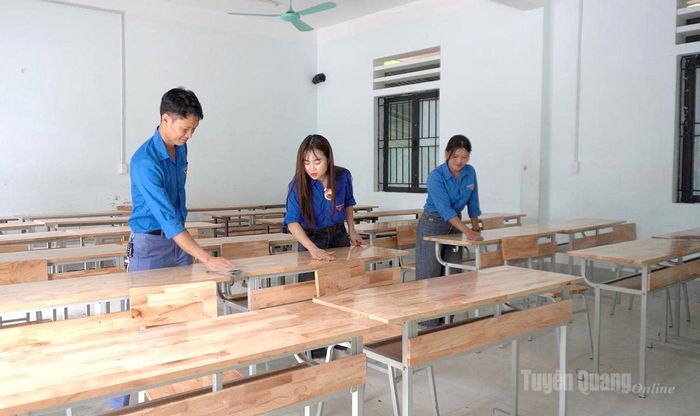 Đoàn viên thanh niên xã Hoàng Su Phì dọn dẹp phòng thi, kết thúc Kỳ thi THPTQG 2026. Ảnh: Như Nguyệt