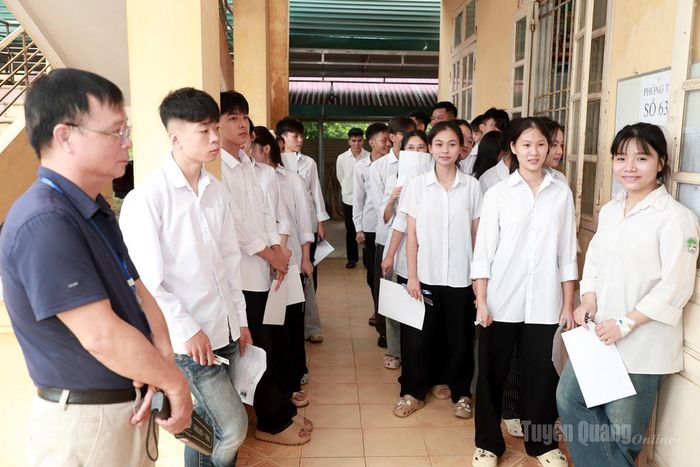 Các thí sinh tại điểm trường THPT ATK Tân Trào đang chuẩn bị làm thủ tục vào phòng thi. Ảnh: Trang Tâm