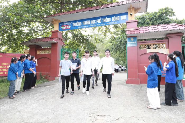 Các thí sinh trường THPT Đông Thọ hoàn thành môn thi. Ảnh: Trang Tâm