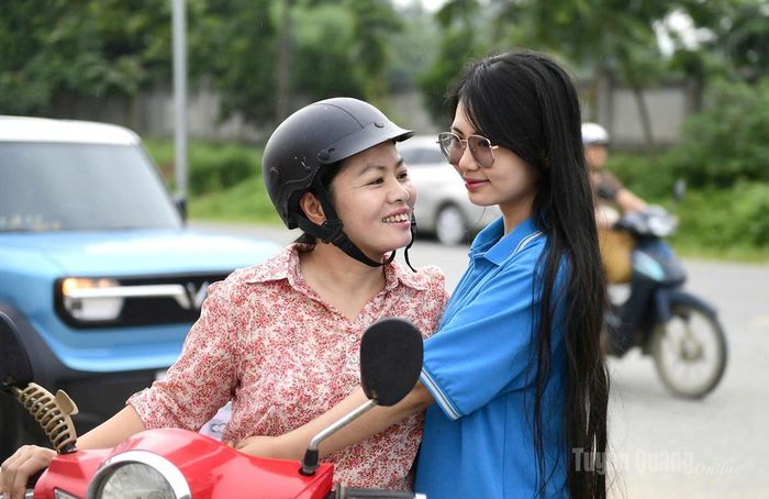 Phụ huynh động viên con trước lúc vào thi. Ảnh Quốc Việt