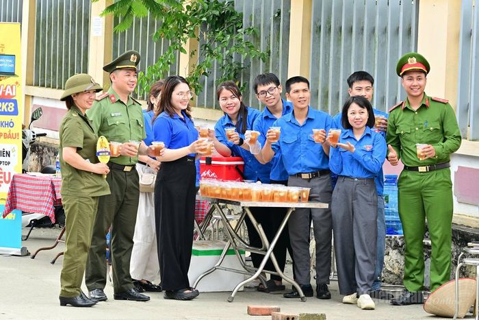 Lực lượng Tiếp sức mùa thi chuẩn bị chè cho các thí sinh sau khi hoàn thành bài thi tại điểm Trường THPT Chiêm Hóa. Ảnh Quang Hòa