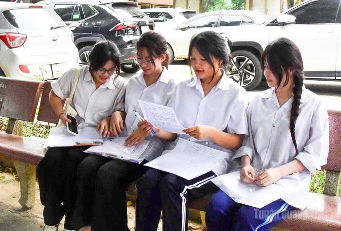 Thí sinh tại điểm thi trường THPT Thái Hòa trao đổi sau khi hoàn thành bài thi. Ảnh: Mai Dung.