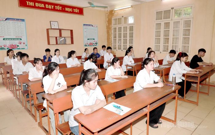 Các thí sinh tại điểm trường THPT ATK Tân Trào đã sẵn sàng cho môn thi sáng ngày 12-6. Ảnh: Trang Tâm