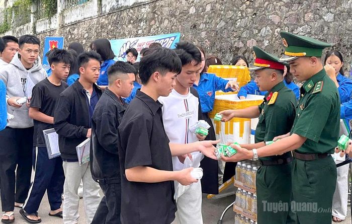 Lực lượng vũ trang hỗ trợ thí sinh tại điểm thi Trường THPT Đồng Văn. Ảnh: Thanh Thủy