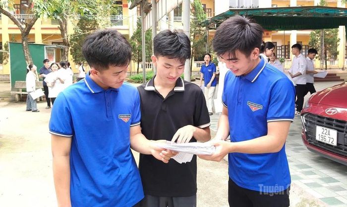 Thí sinh trao đổi sau khi hoàn thành bài thi tại điểm thi Trường THPT Tháng 10. Ảnh: Thùy Lê