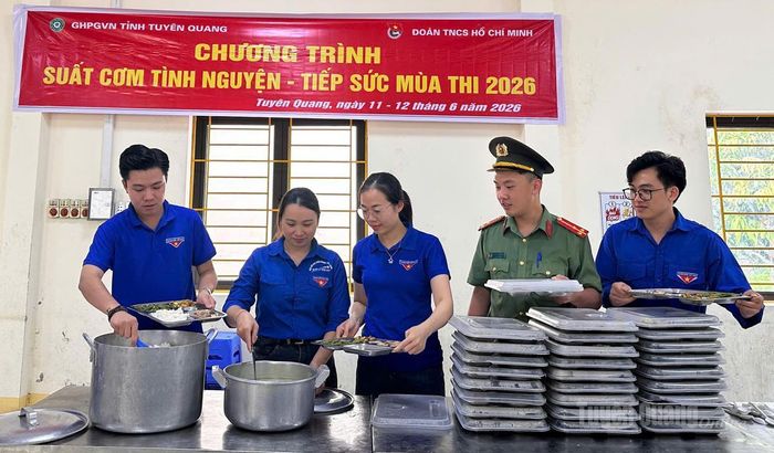 Các lực lượng tình nguyện tiếp sức mùa thi xã Yên Minh chuẩn bị các suất ăn cho thí sinh. Ảnh: Duy Tuấn