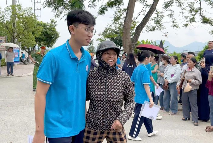 Niềm vui của thí sinh và phụ huynh sau khi hoàn thành bài thi. Ảnh: Thúy Nga