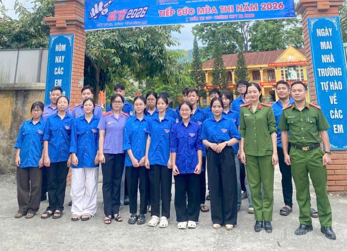 Lực lượng đoàn viên thanh niên Nà Hang tiếp sức mùa thi. Ảnh: Thanh Phúc