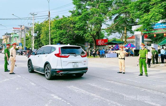 Lực lượng công an phân luôn giao thông tại điểm thi trường THPT Nguyễn Văn Huyên. Ảnh: Hải Hương