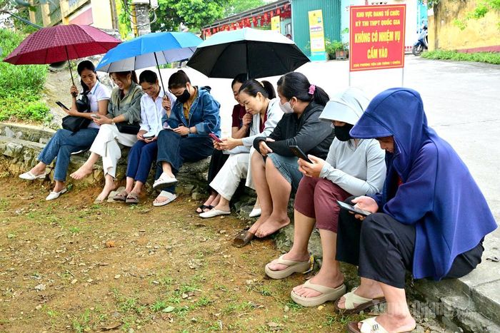 Phụ huynh học sinh chờ các con thi tại điểm thi Trường THPT Chiêm Hóa. Ảnh Quang Hòa