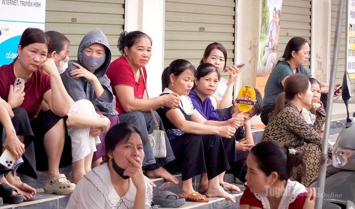 Các bậc phụ huynh lo lắng, chờ đợi các thí sinh ở điểm thi trường THPT Sơn Dương hoàn thành bài thi. Ảnh: Khánh Trang